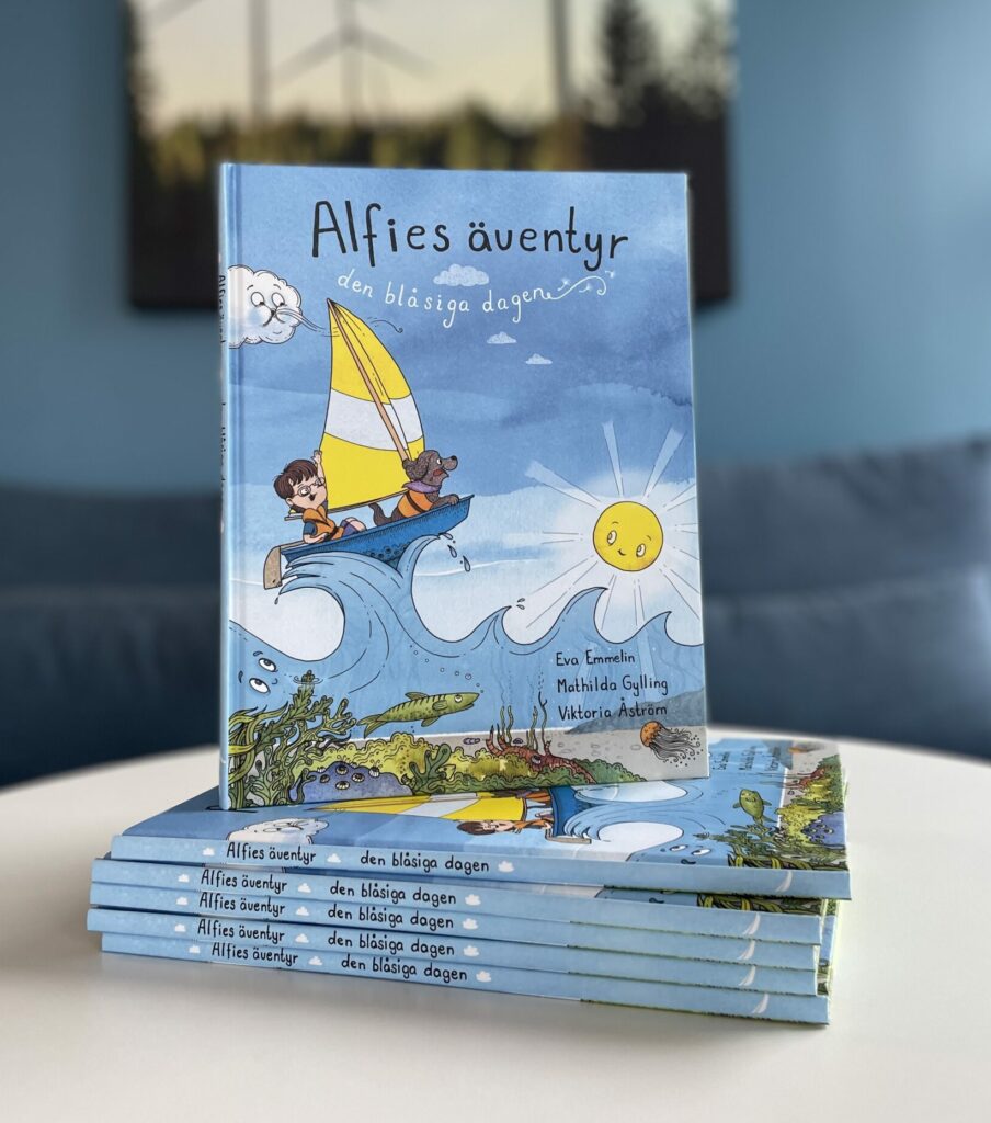 En hög med barnböcker där den översta står på högkant och framsidan syns. Boken heter Alfies äventyr - den blåsiga dagen.